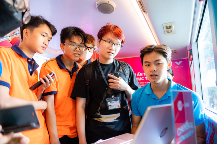 Sinh viên trải nghiệm tìm hiểu công nghệ trên xe bus 2 tầng 