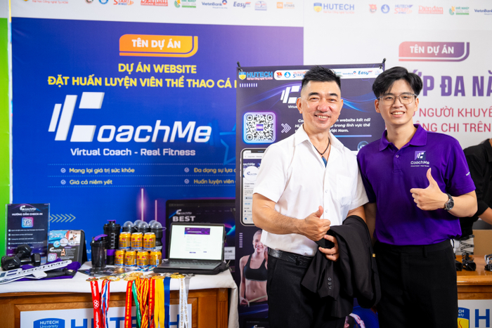 Ông Nguyễn Quang Thái (trái) dành nhiều lời khen cho tinh thần đổi mới sáng tạo của sinh viên HUTECH 