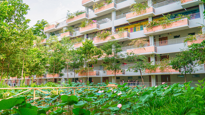 Những cảnh quan đặc trưng cho thiên nhiên, văn hoá đất phương Nam như cầu khỉ, hồ sen được khéo léo đưa vào không gian chung của campus. Bên cạnh đó, công trình vẫn đảm bảo công năng sử dụng với các phòng học, thư viện, phòng chức năng hiện đại.