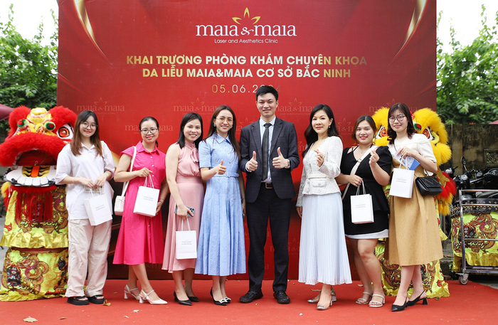 Đội ngũ bác sĩ và khách mời tham dự lễ khai trương Phòng khám Chuyên khoa Da liễu Maia&Maia