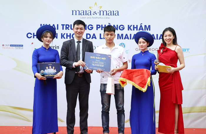 Khách hàng may mắn trúng thưởng giải thưởng đặc biệt trong buổi lễ