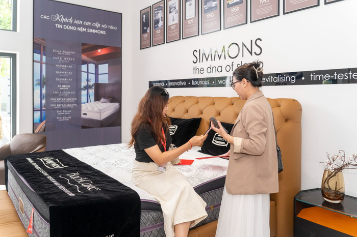 Quý phóng viên trải nghiệm sử dụng dòng nệm cao cấp tại Rita Võ.