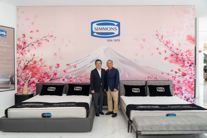 Chủ tịch Rita Võ - Võ Mậu Quốc Triển và ông Ito Masafumi - Chủ tịch Simmons Japan và Châu Á bên 2 dòng nệm cao cấp vừa ra mắt.