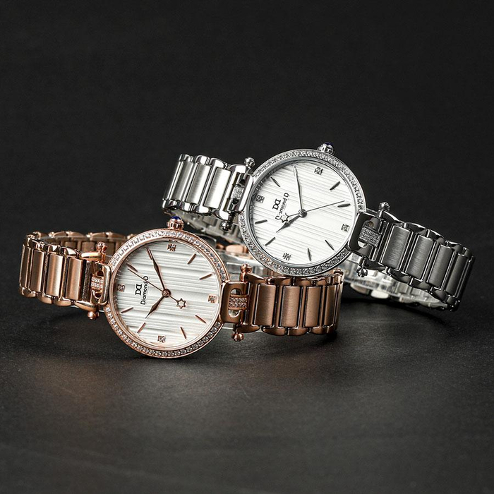 Đồng hồ DM1001 với gam màu bạc và vàng hồng tinh tế, sử dụng bộ máy Thụy Sĩ.