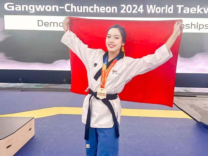 Hai sinh viên UEF mang vinh quang về từ Giải vô địch biểu diễn đồng đội và công phá thế giới