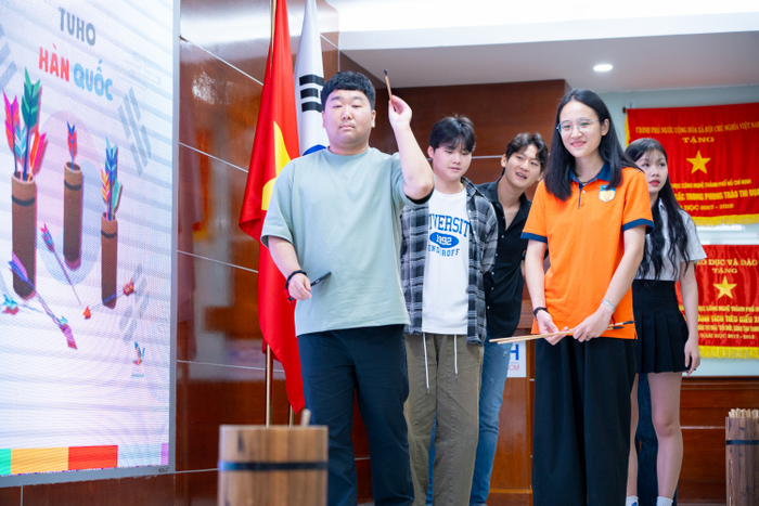 Hoạt động giao lưu văn hóa quốc tế được tổ chức chỉn chu giúp sinh viên phát triển kỹ năng hội nhập 