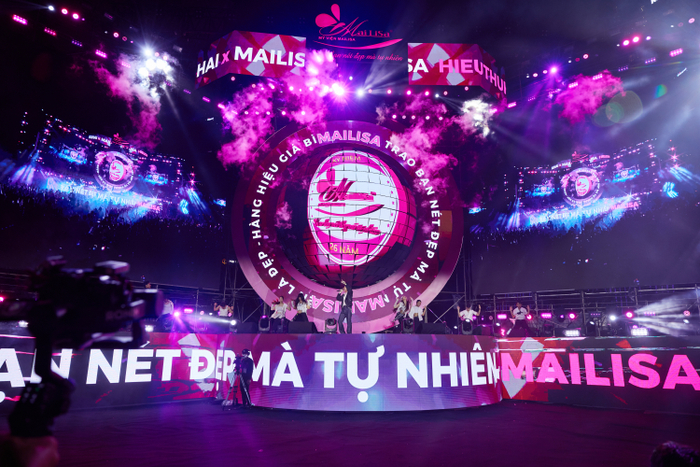 Sân khấu được dàn dựng siêu hoành tráng với màn hình LED khổng lồ, hệ thống âm thanh, ánh sáng cực đỉnh.