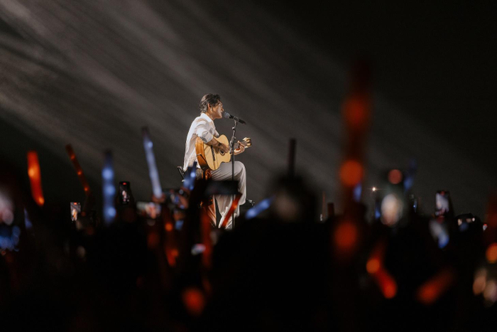 Grey D “đốn tim” khán giả từ ca khúc nhẹ nhàng đến sôi động.