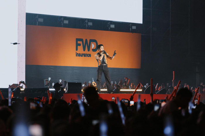 Bản mashup “ú òa” Waiting for you kết hợp cùng L.I.E lần đầu tiên được trình diễn tại sân khấu FWD Music Fest 2024.