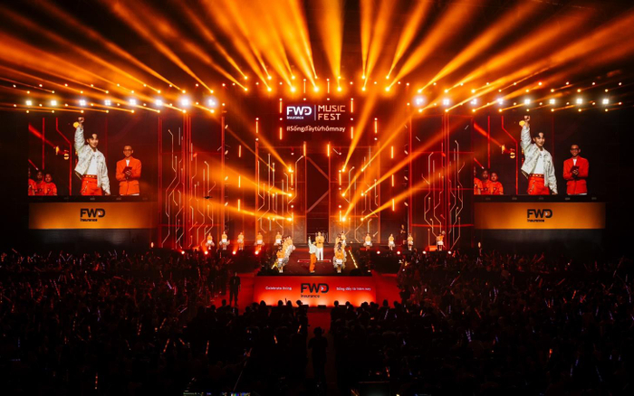 Ngay từ đầu chương trình, WOKEUP đốt cháy không khí với bản phối mới của “hit quốc dân” Sống đầy từ hôm nay.