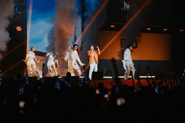 Vũ Cát Tường thể hiện loạt hit đình đám với giọng hát đầy cảm xúc.