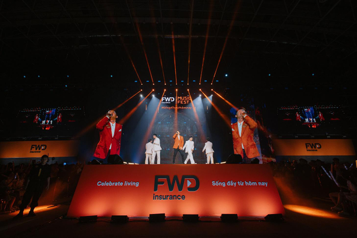 Anh tài Bằng Kiều khuấy động không khí với các ca khúc thời đại được thổi làn gió mới đầy tính hiện đại.