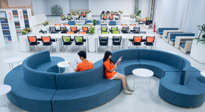 Thư viện Trường ĐH FPT phân hiệu Cần Thơ rộng và đẹp, có nhiều đầu sách và giáo trình hay. Sinh viên có thể chọn nơi đây để thoải mái học nhóm, học cá nhân.