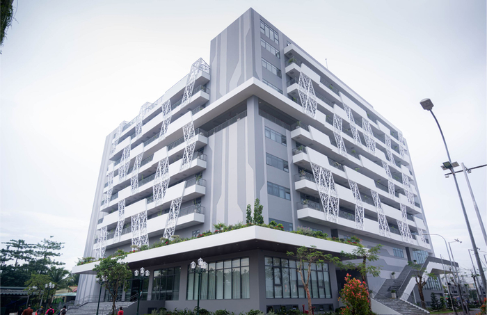 Trường ĐH FPT phân hiệu Cần Thơ toạ lạc tại khu vực phát triển sôi động của thành phố. Giữa những tuyến đường giao thông huyết mạch, campus nổi bật với lối kiến trúc giáo dục đặc sắc, kết hợp nét hiện đại với không gian xanh. Khu vực giảng đường hiện đại, với phòng học đạt tiêu chuẩn và lối kiến trúc ấn tượng.