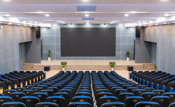 Hội trường lớn sức chứa hàng trăm người cùng màn LED khổng lồ phục vụ việc tổ chức các sự kiện học thuật quy mô quốc tế.