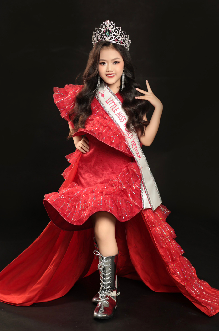 Vượt qua hơn 100 thí sinh, Hoa hậu nhí Minh Châu đại diện Việt Nam tham dự Little Miss World 2024.