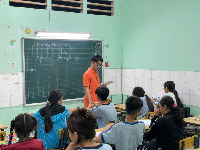 Sinh viên Trường ĐH FPT dạy học miễn phí cho học sinh nghèo