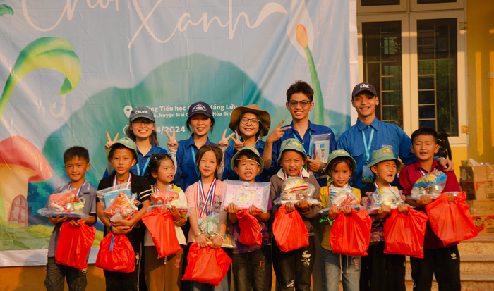 CLB tình nguyện của sinh viên Trường ĐH FPT trao quà cho học sinh huyện Mai Châu, Hoà Bình