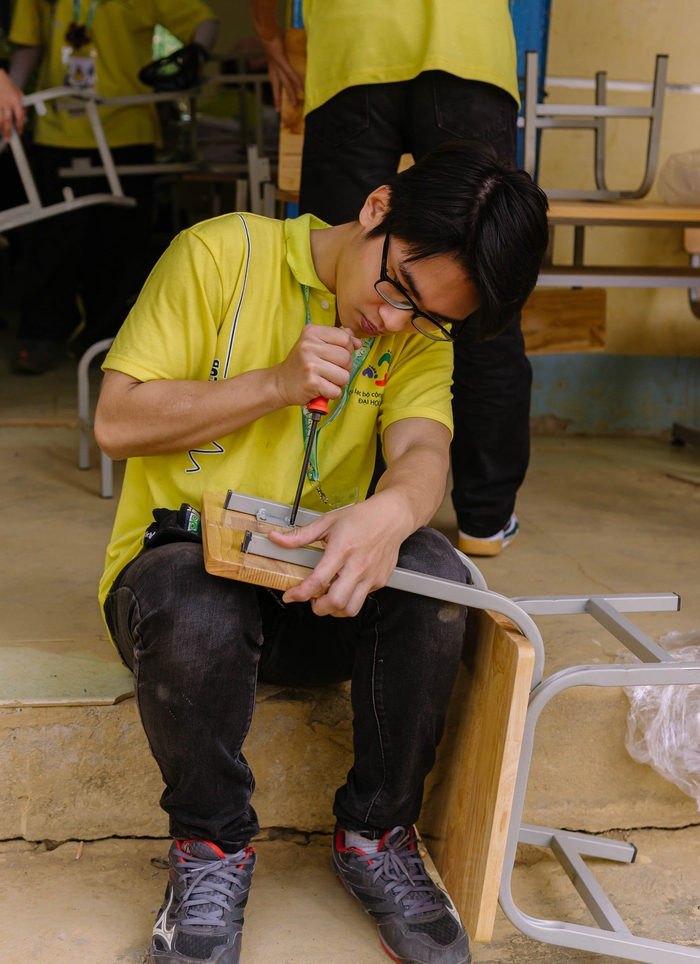 Sinh viên Trường ĐH FPT tình nguyện tham gia hoạt động xây sửa trường học cho trẻ em vùng khó khăn