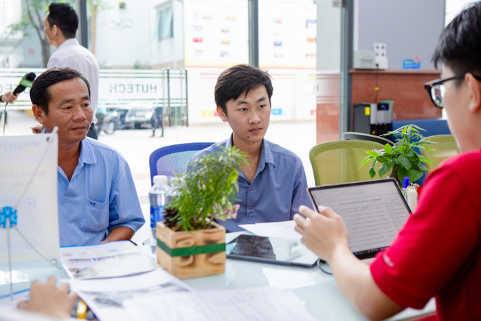 Thí sinh đến tìm hiểu thông tin xét tuyển và chốt chọn nguyện vọng 1 vào HUTECH