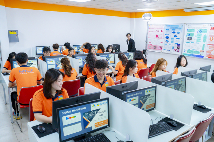 Sinh viên tăng cường kỹ năng chuyên môn tại phòng thực hành Digital Marketing hiện đại