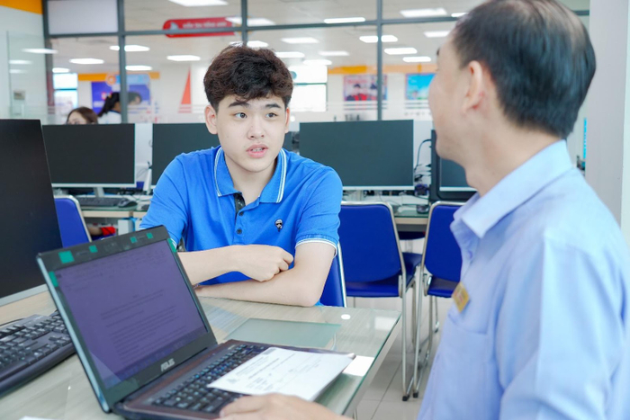 Phần thi vấn đáp cùng giảng viên