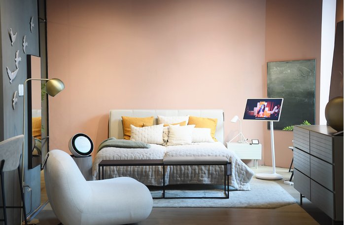 Trong những không gian chuyên biệt, sự hiện diện của những món đồ công nghệ có tính biểu tượng, quyết định bởi tính năng và thiết kế, chúng còn đóng vai trò trong việc quyết định tính cá nhân hóa và khơi dậy cảm xúc tích cực từ người dùng.