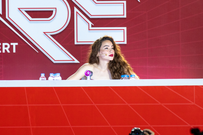 Ca sĩ Hồ Ngọc Hà dành nhiều lời khen cho sinh viên HUTECH