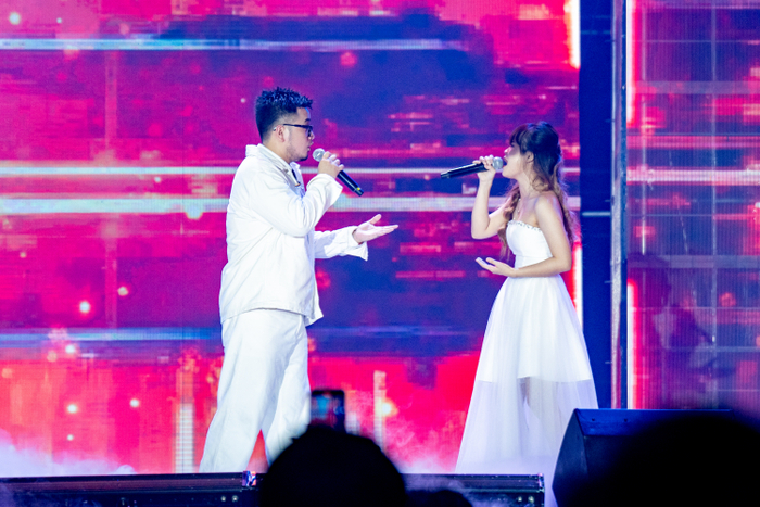 Sinh viên HUTECH tự tin song ca cùng ca sĩ chuyên nghiệp