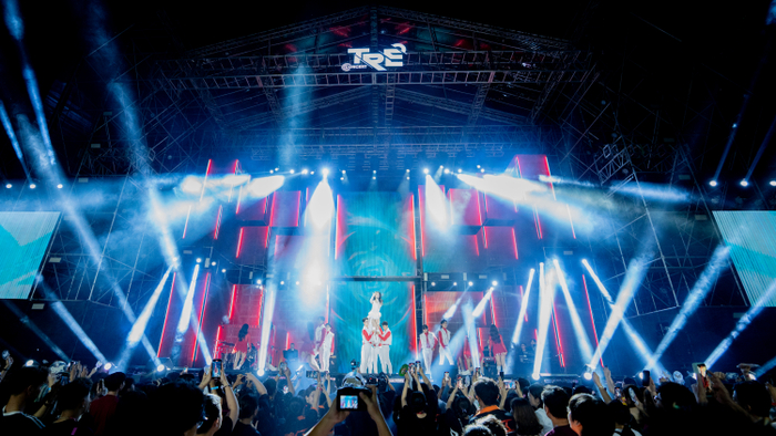 Các ca sĩ khách mời khấy động sân khấu concert với loạt tiết mục hot hit