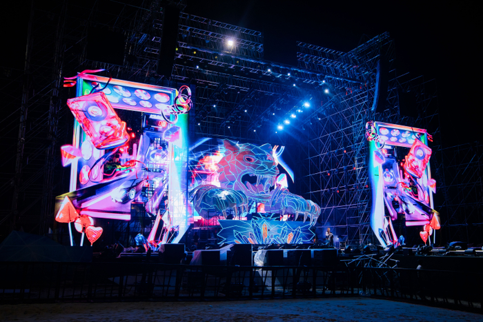 … thì ban đêm chính là khoảng thời gian để đầu cọp băng ‘tạo nét cực căng’ với hiệu ứng âm thanh, ánh sáng chạm nóc, để hàng chục ngàn raver có thể tận hưởng 4 tiếng rave té nước trọn vẹn nhất. 