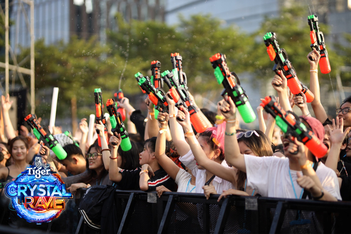 Thay vì mang súng nước như các năm 2022 và 2023, raver Đà Nẵng được nhắn nhủ mang thêm cả áo phao vì Tiger Crystal Rave năm nay chắc chắn sẽ tạo nên đêm tiệc rave “băng lạnh” và sảng khoái nhất. 