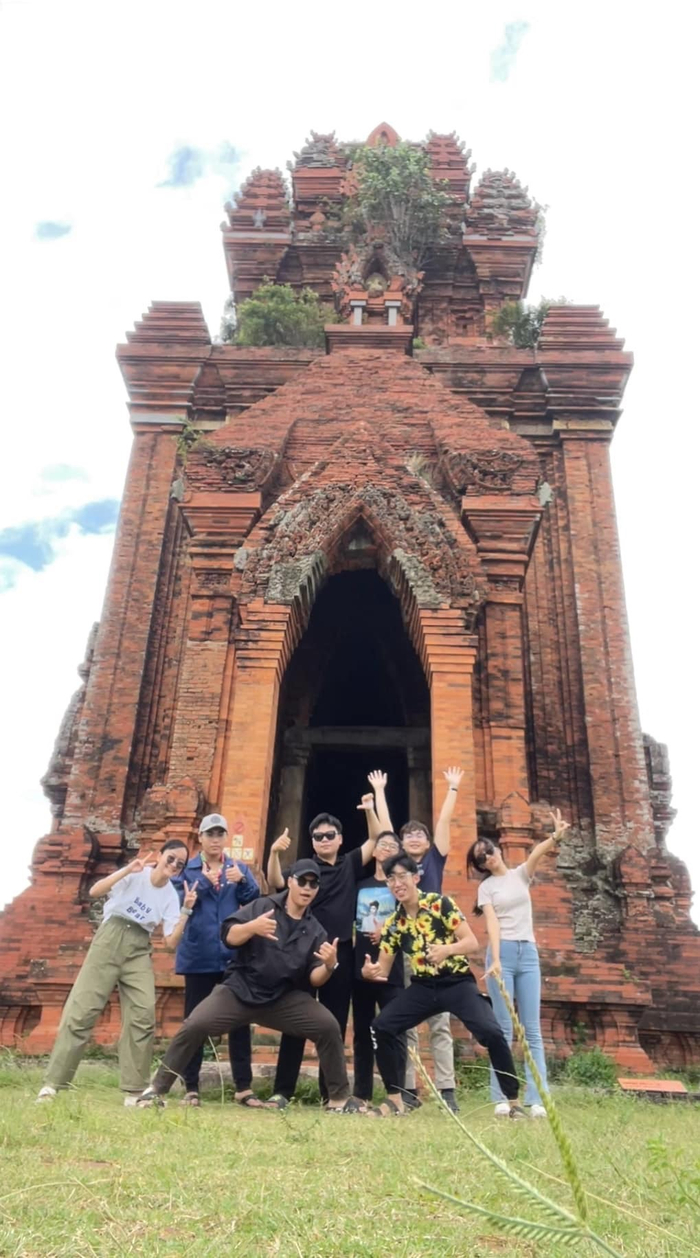 Nhóm sinh viên Trường ĐH FPT check-in tại Tháp Bánh Ít, Quy Nhơn trong kỳ local exchange