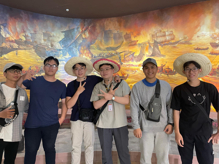 Tân (thứ 3 từ trái sang) và các bạn tham quan bảo tàng Quang Trung, Quy Nhơn.