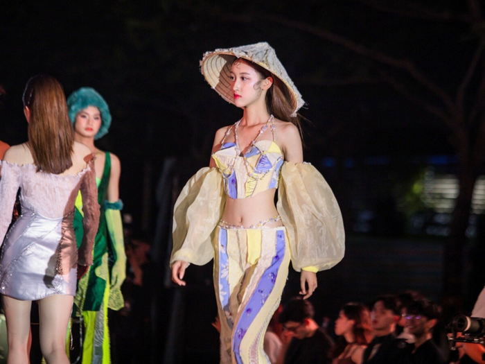 Thu Quyên trình diễn tại chương trình của câu lạc bộ người mẫu Branché Trường ĐH FPT Hà Nội.