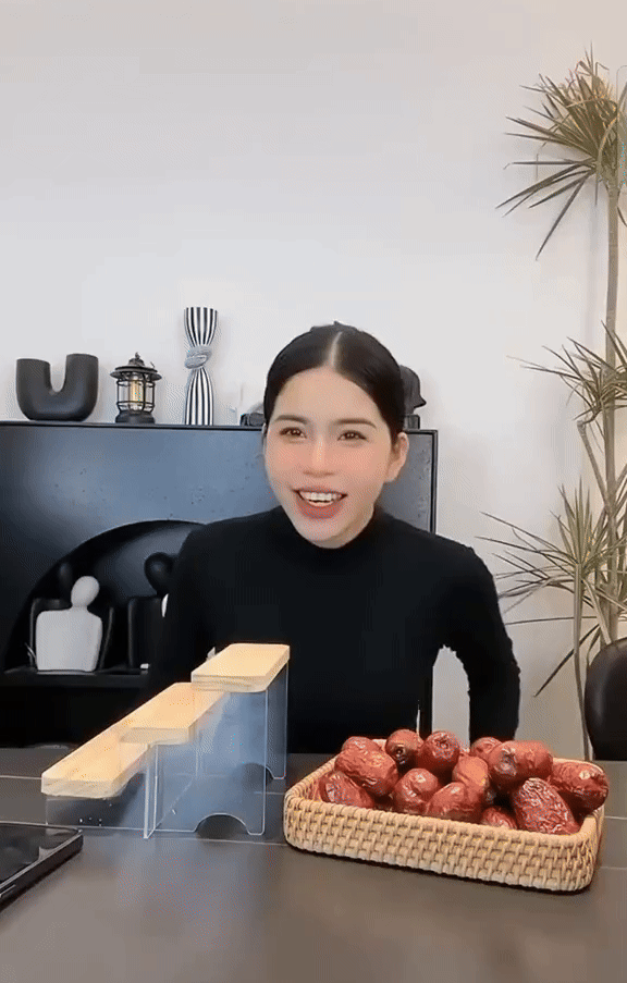 Hằng Du Mục cũng từng gây sốt với doanh thu ấn tượng khi bán những sản phẩm mới lạ và độc đáo.