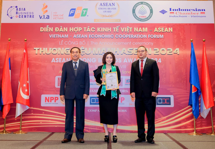 Doanh nhân Nguyễn Võ Anh Thư và Công ty TNHH Xuất nhập khẩu American Ruby’s tự hào khi đạt danh hiệu Top 5 Thương hiệu Mạnh ASEAN 2024 (Ảnh: NVCC).