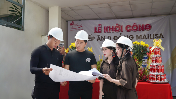 Vợ chồng anh chị Mai Khánh cùng xem bản vẽ xây dựng cơ sở Bếp ăn 0 đồng