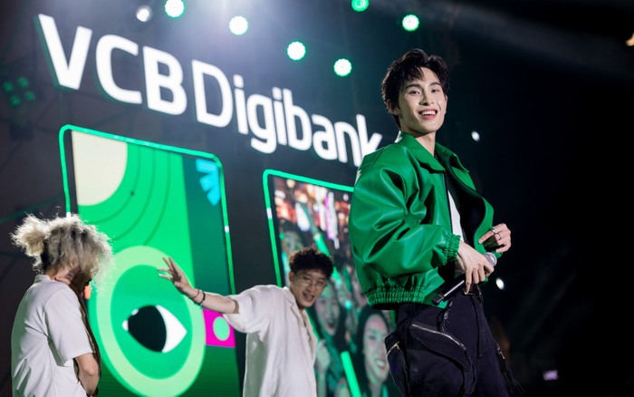 Bùng nổ với màn trình diễn ca khúc 'Bật chất YouPro' của Wren Evans tại chuỗi sự kiện của VCB Digibank Ảnh 2
