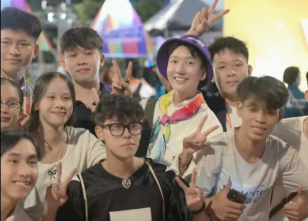 Thánh đột nhập” Đức Anh Phạm gặp gỡ được nhiều bạn học sinh, sinh viên năng động, sáng tạo, giỏi ngoại ngữ. (Nguồn: Clip Tiktok của kênh Đức Anh Phạm)