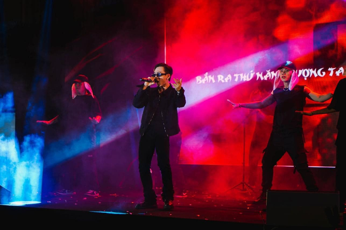 Nguyễn Đình Giáo - OGAI DN - sinh viên K17 với nhiều tài lẻ như sáng tác, hát, rap là tác giả của sản phẩm âm nhạc “Chất FPTU”. (Nguồn: FPT University)