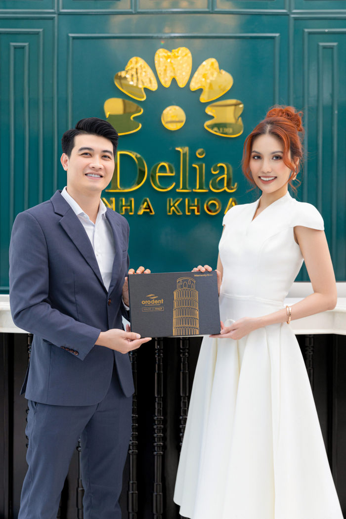 Siêu mẫu Lan Khuê chụp ảnh cùng CEO Nguyễn Bình - Giám đốc phụ trách phía Nam của Delia Beauty Group