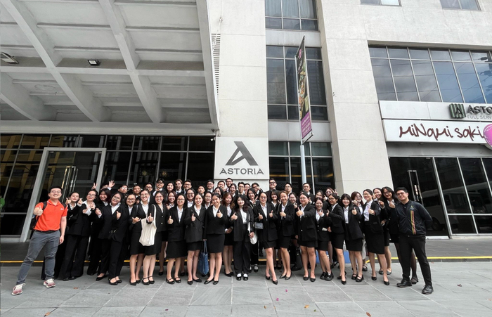 Đoàn sinh viên Trường ĐH FPT trong kỳ thực tập doanh nghiệp tại khách sạn Astoria ở Philippines.