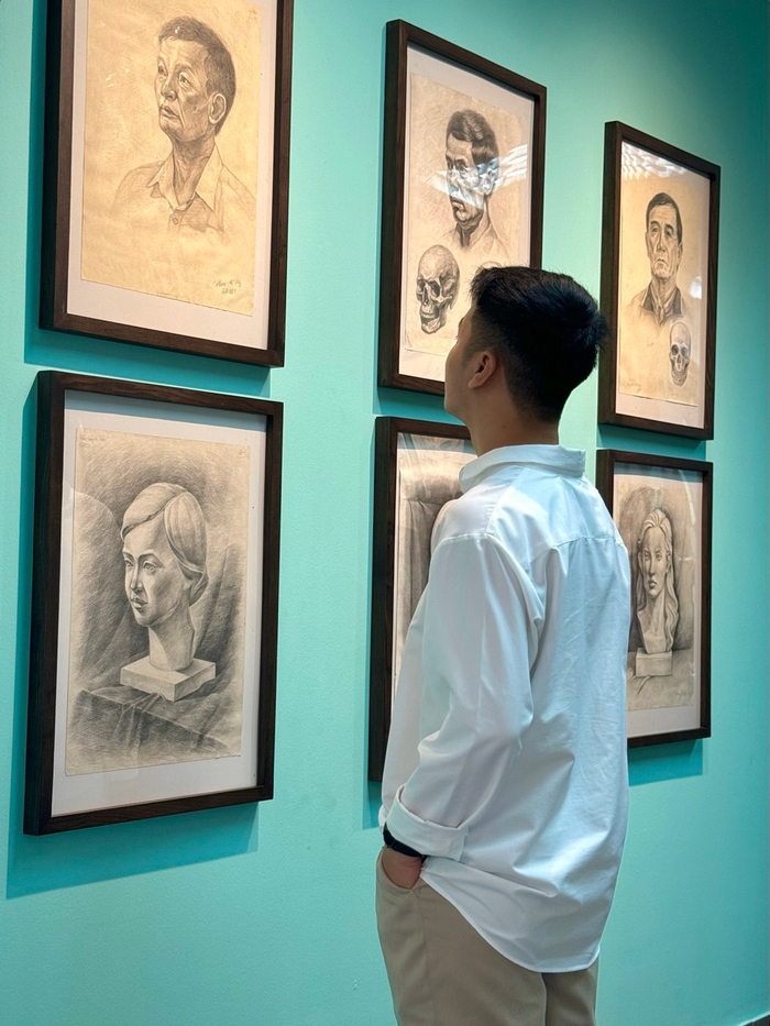 Bạn sẽ vừa được đắm mình trong không gian nghệ thuật, vừa có những bức hình check-in đẹp hết nấc khi đến triển lãm của thầy trò Trường ĐH FPT.