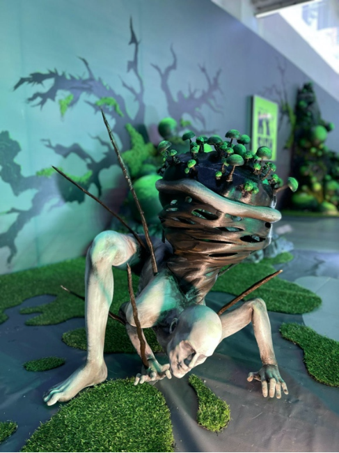 Một tác phẩm trong triển lãm Ký sinh do nhóm sinh viên chuyên ngành Thiết kế Mỹ thuật số, Trường ĐH FPT TP. HCM và ekip thực hiện dưới sự hướng dẫn của giảng viên Phan Bảo Châu.