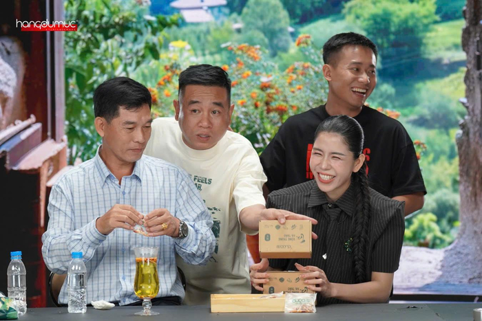 Hằng Du Mục cũng là cái tên gây bão mạng xã hội thời gian vừa qua với nhiều phiên LIVE khủng.