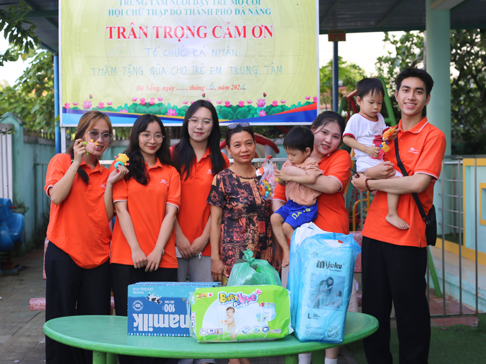 Quốc Khánh và các bạn cùng lớp tổ chức dự án thiện nguyện tại Trung tâm nuôi dạy trẻ mồ côi thành phố Đà Nẵng.