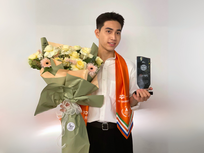 Quốc Khánh nhận vinh danh với thành tích của CLB tại Lễ tôn vinh của trường.