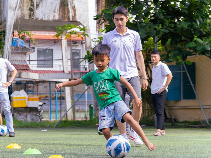 Khánh và CLB FUFC tham gia hoạt động huấn luyện bóng đá cho các em nhỏ khó khăn.