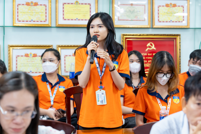 Sinh viên lắng nghe và đối thoại với các doanh nhân về những kinh nghiệm trên con đường khởi nghiệp, thăng tiến